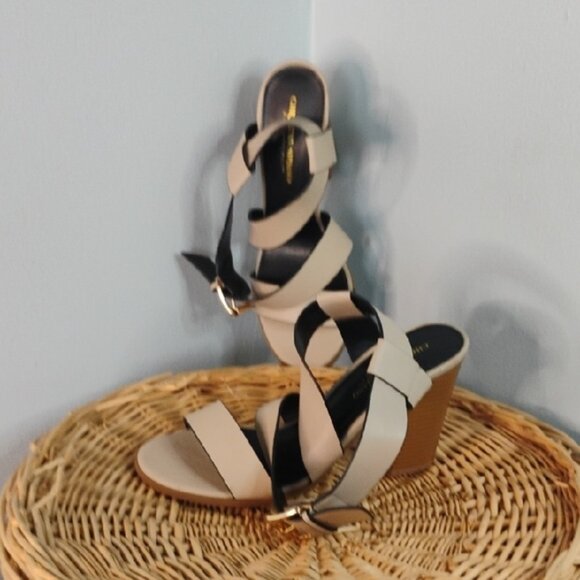 Christian Siriano Taupe Crisscrossed Strappy Block Heel Sandals Women's Size 9 - Picture 5 of 13